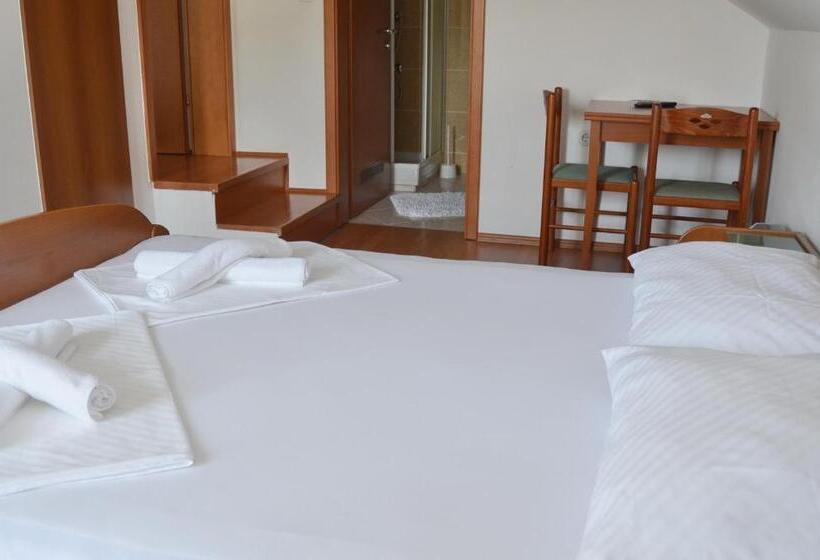 スタンダード4人部屋, Gec