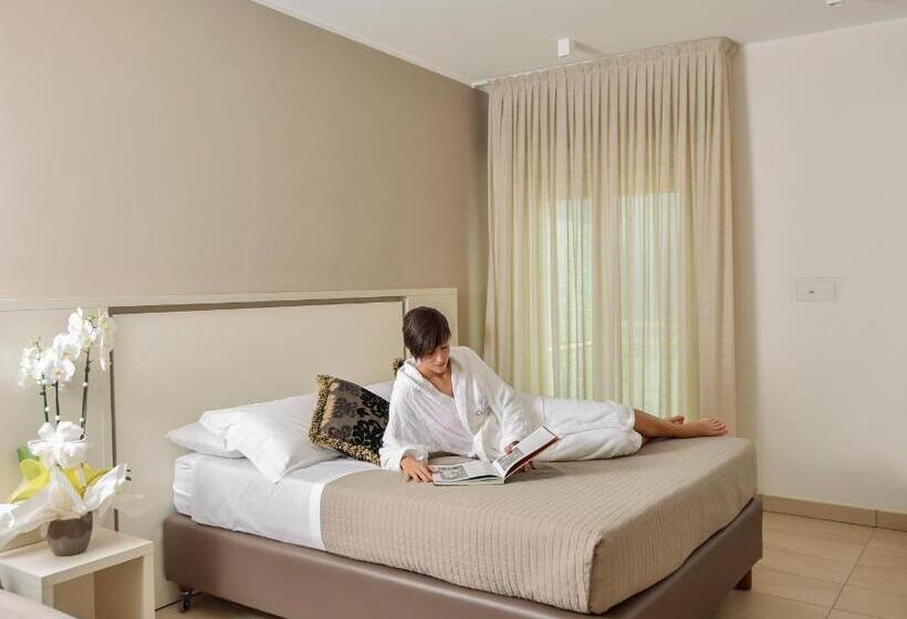 小型套房带海景, Globus