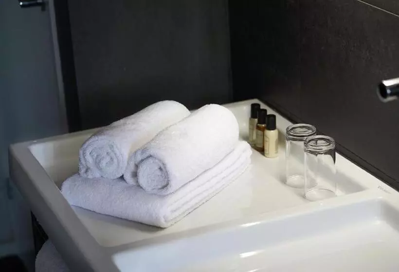 デラックスルーム, Huis Van Bewaring