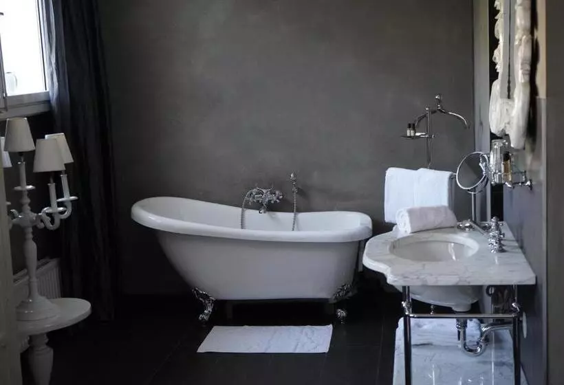 デラックスルーム, Huis Van Bewaring