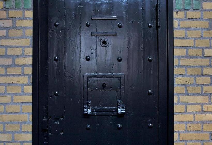 デラックスルーム, Huis Van Bewaring