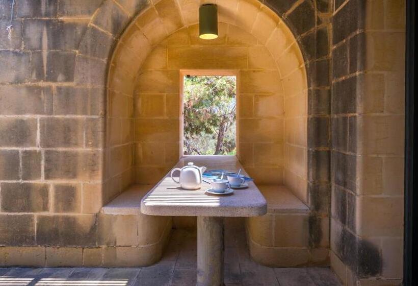 بانگلوی استاندارد, Mellieha Holiday Centre