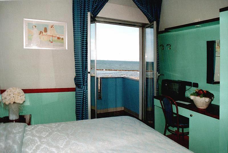 חדר סטנדרט לשלושה, Mirage