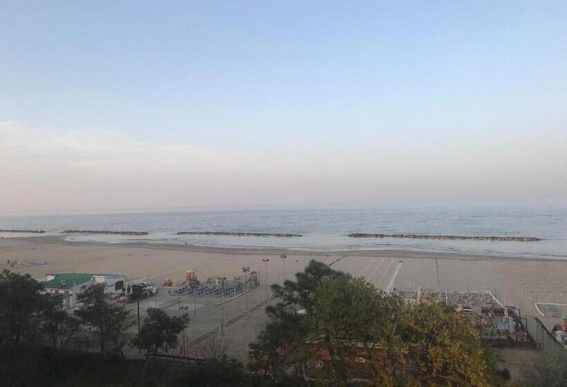 חדר סטנדרט לשלושה, Mirage