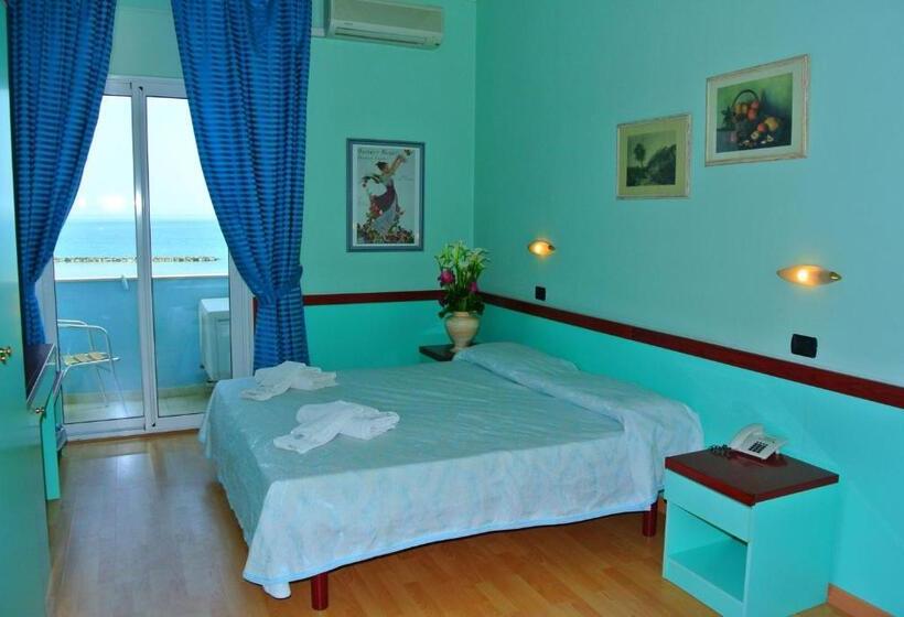 חדר סטנדרט לשלושה, Mirage