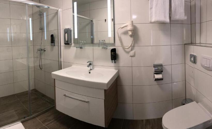 اتاق استاندارد سه نفره, König