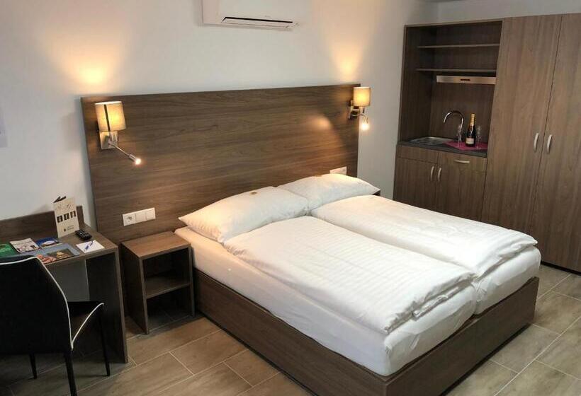 اتاق استاندارد سه نفره, König