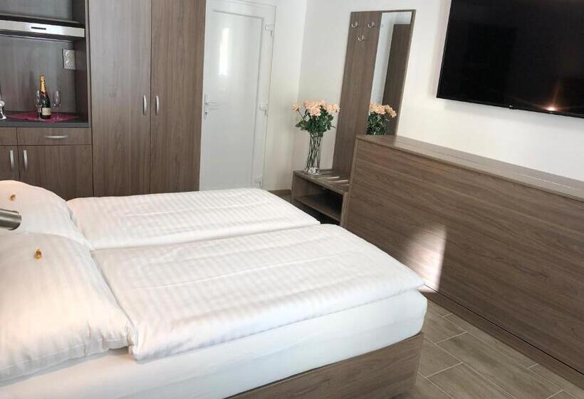 اتاق استاندارد سه نفره, König