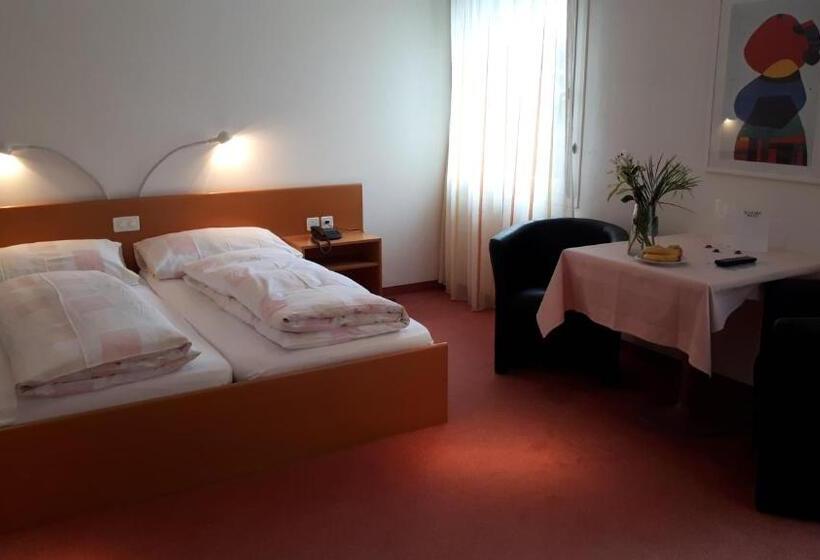 اتاق استاندارد سه نفره, Schlosswald