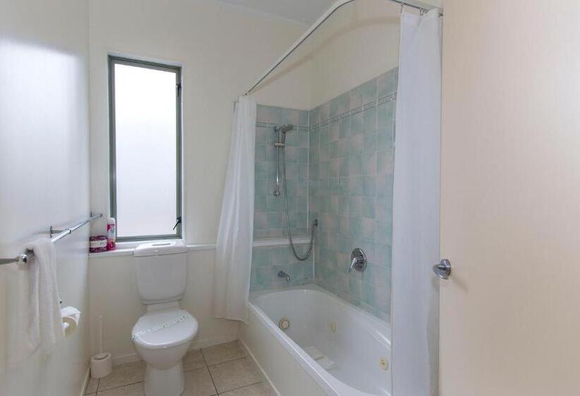 דירת שלושה חדרים, Fernhill Motor Lodge