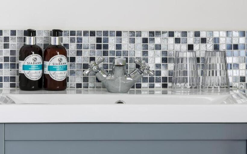 غرفة قياسية, Cleeve Hill