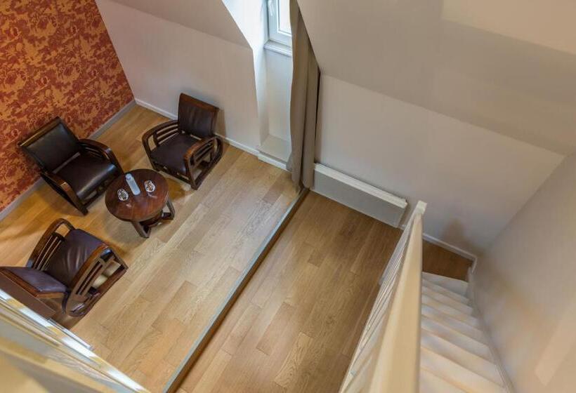 חדר משפחתי, Manoir De Kerhuel De Quimper