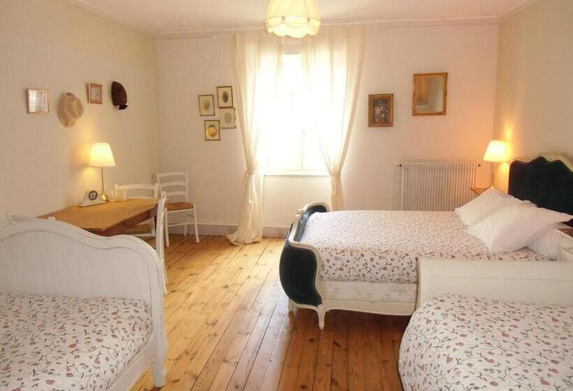 Четырехместный номер эконом класса с общей ванной комнатой, Hôtel De La Providence