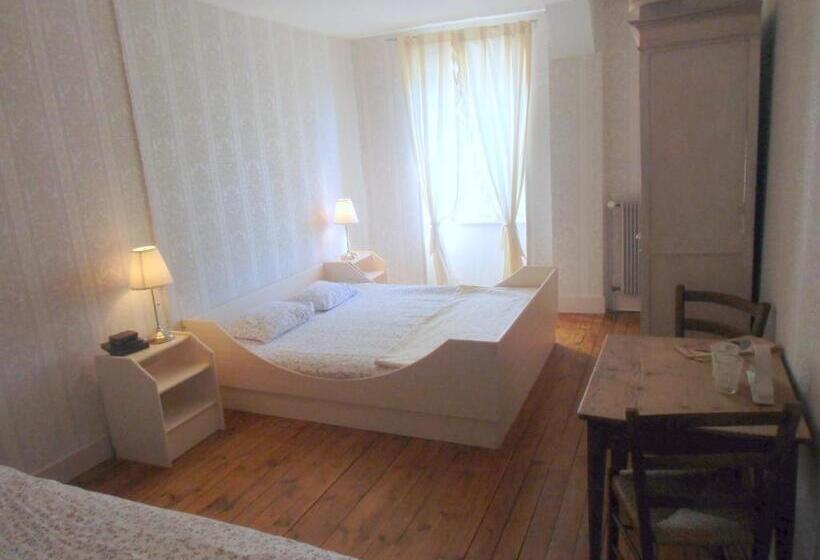 Четырехместный номер эконом класса с общей ванной комнатой, Hôtel De La Providence