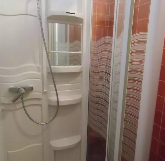 バスルーム共同エコノミー4人部屋, Hôtel De La Providence