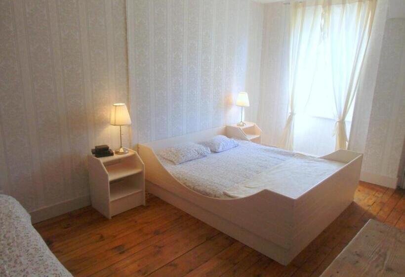 Четырехместный номер эконом класса с общей ванной комнатой, Hôtel De La Providence