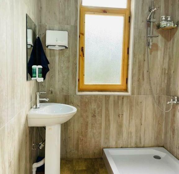 غرفة قياسية ثلاثية, Green Training Center Hovk