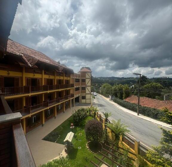 غرفة قياسية مزوَّدة بشُرفة, Garnier