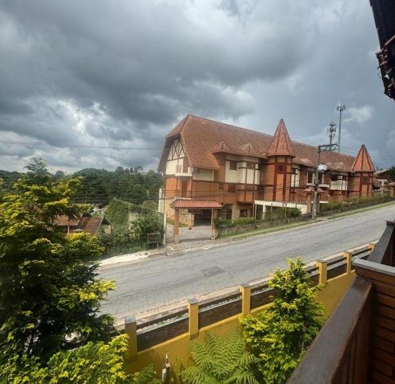 غرفة قياسية مزوَّدة بشُرفة, Garnier