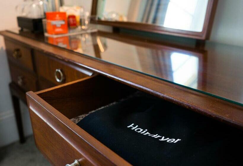 Deluxe Rum, Gresham Court