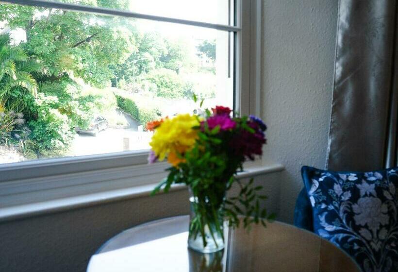 Deluxe Rum, Gresham Court