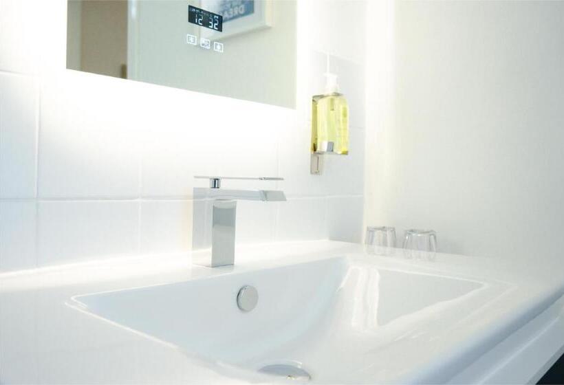 Deluxe Rum, Gresham Court