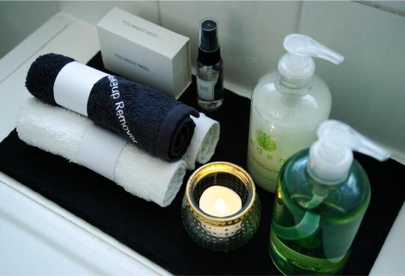 Deluxe Rum, Gresham Court