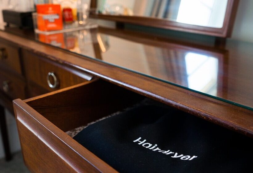 Deluxe Rum, Gresham Court