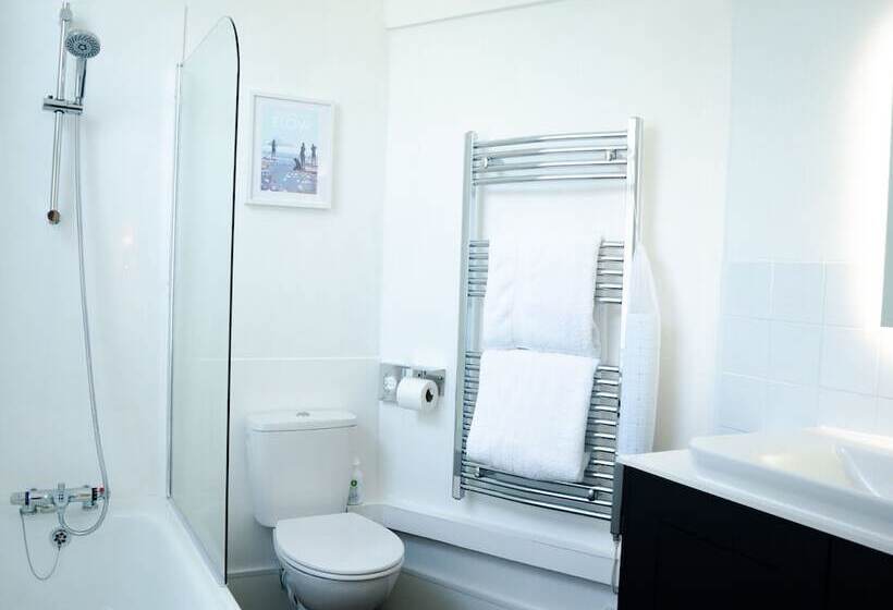 Deluxe Rum, Gresham Court