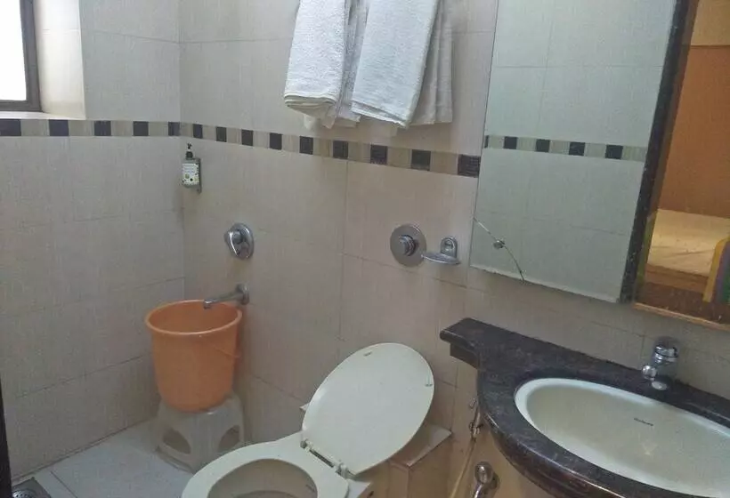 Deluxe Kamer, Basera