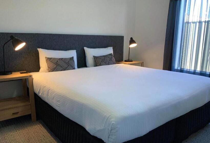 דירת חדר, Quest Sale