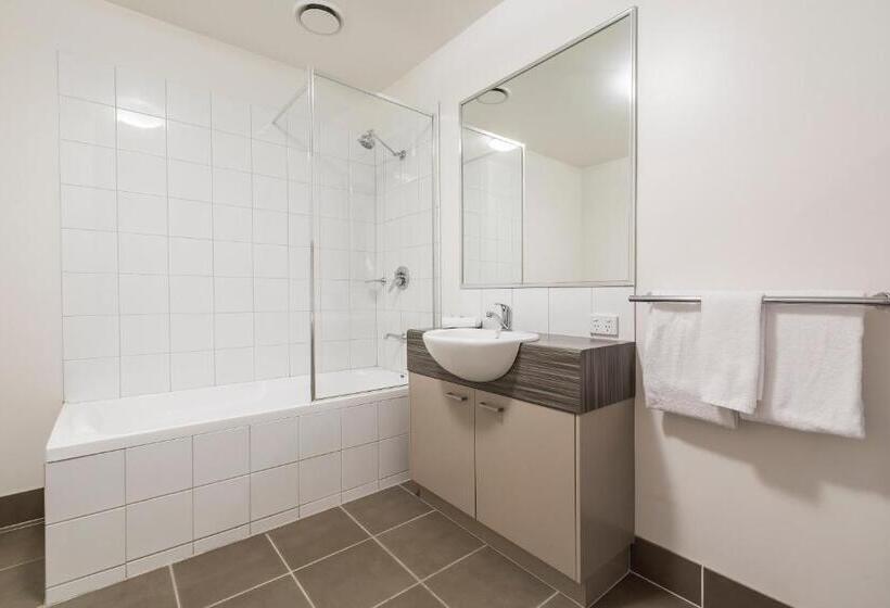 דירת שלושה חדרים, Quest Sale