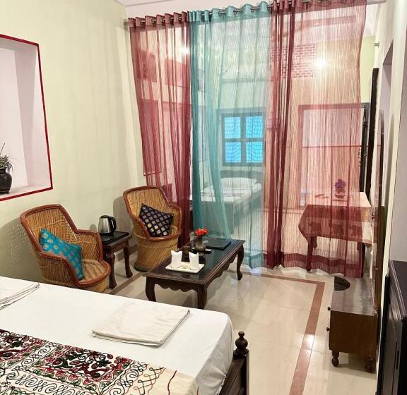 اتاق استاندارد با تخت بزرگ, Rawla Mrignayani Palace