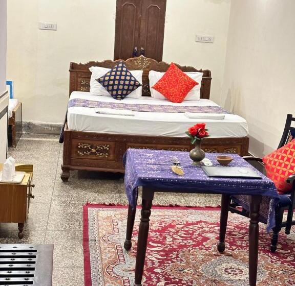 اتاق استاندارد با تخت بزرگ, Rawla Mrignayani Palace