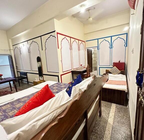 اتاق استاندارد با تخت بزرگ, Rawla Mrignayani Palace