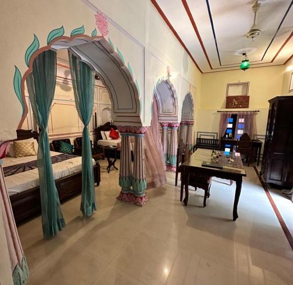 سوییت خانوادگی, Rawla Mrignayani Palace