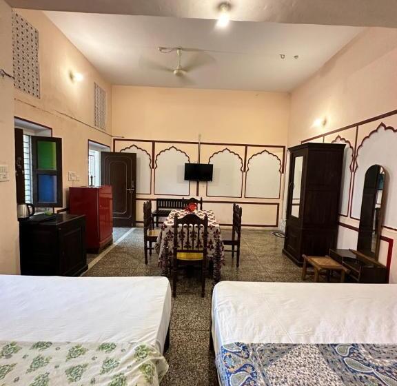 سوییت خانوادگی, Rawla Mrignayani Palace