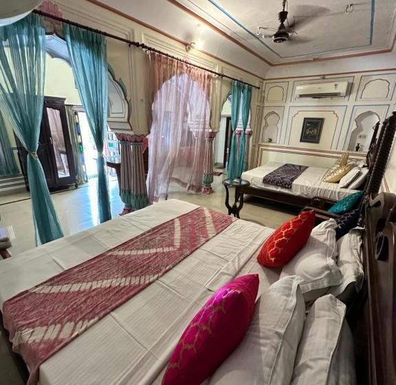 سوییت خانوادگی, Rawla Mrignayani Palace