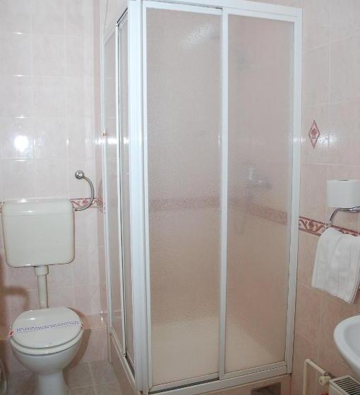 חדר סטנדרט לשלושה, Vienna