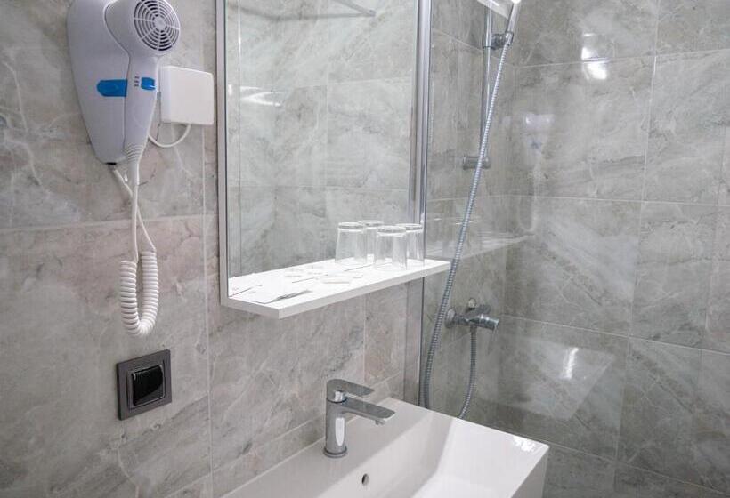 חדר סטנדרט לשלושה, Vienna