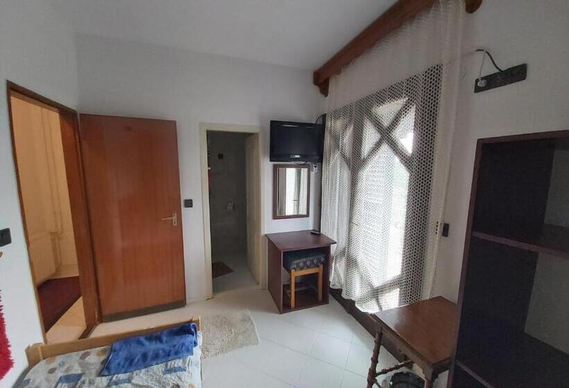 חדר סטנדרט יחיד עם מרפסת, Valcsics Villa Panzió