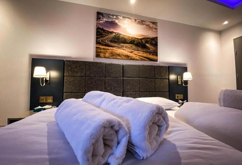 חדר סטנדרטי לארבעה עם חדר אמבטיה משותף, Nring Villa Am Nürburgring