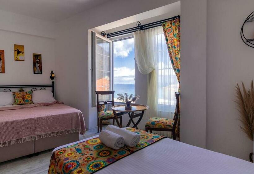 اتاق استاندارد چهار تخته با چشمانداز دریا, Bozcaada E2 Deniz Otel