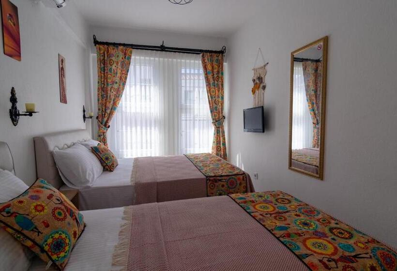 اتاق استاندارد سه تخته با چشمانداز باغ, Bozcaada E2 Deniz Otel