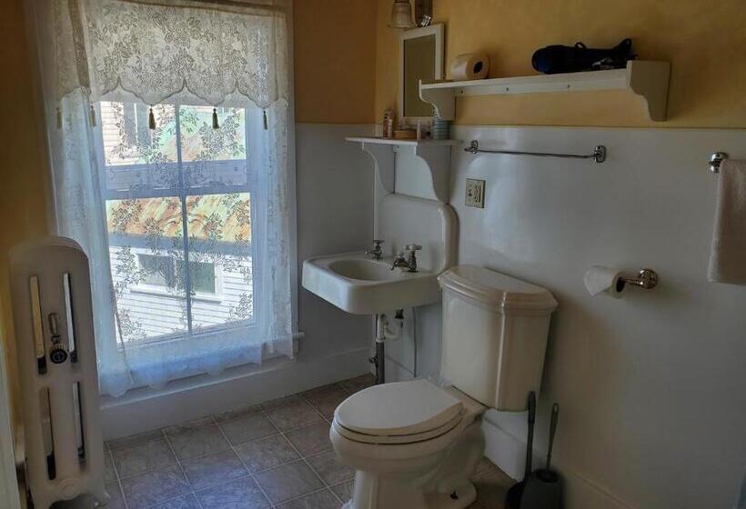 غرفة قياسية, The Cornish Inn