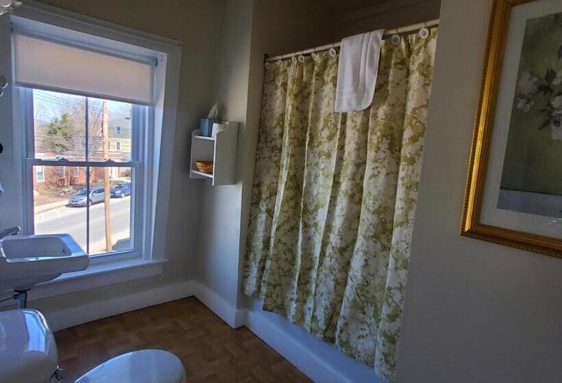 غرفة عائلية, The Cornish Inn