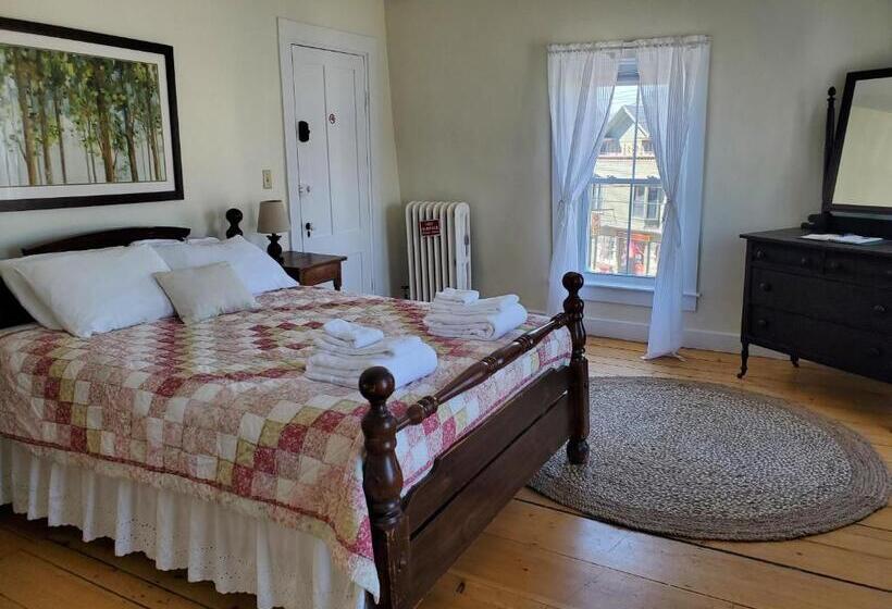 غرفة عائلية, The Cornish Inn