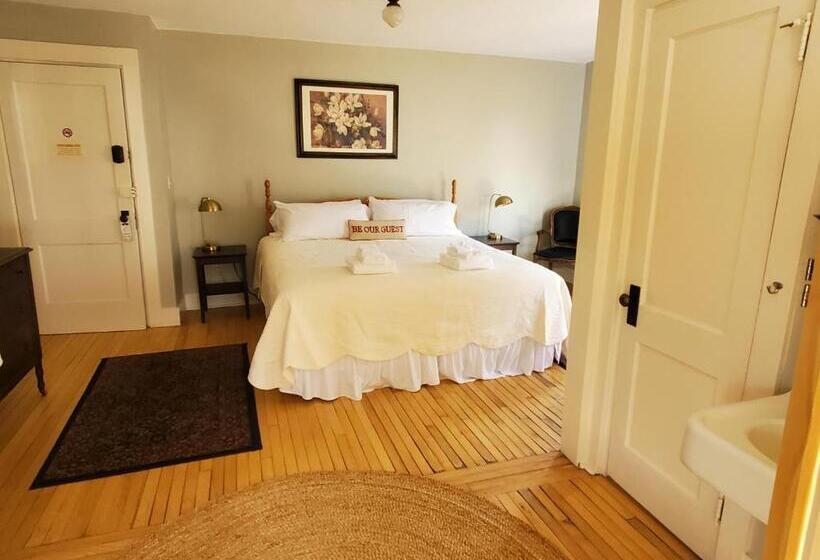 جناح عائلي, The Cornish Inn