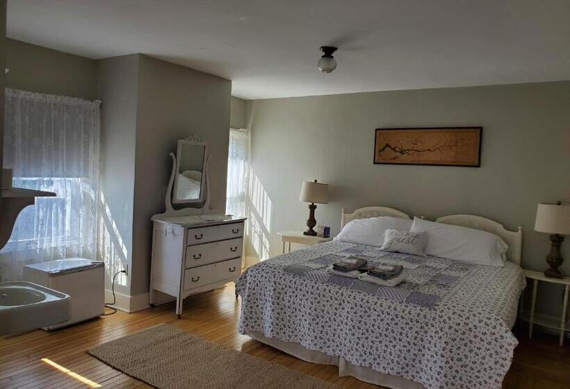 جناح عائلي, The Cornish Inn