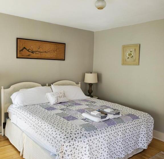 جناح عائلي, The Cornish Inn